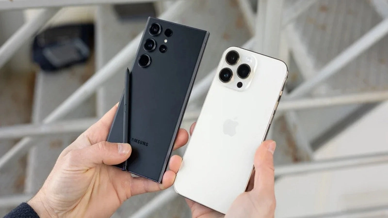 Galaxy S24 với viền mỏng đục lỗ hiện đại, cạnh tranh iPhone 15 trong bài đánh giá Galaxy S24 vs iPhone 15.